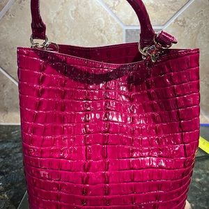 Brahmin bucket style purse with magnetic closure, two interior pockets.